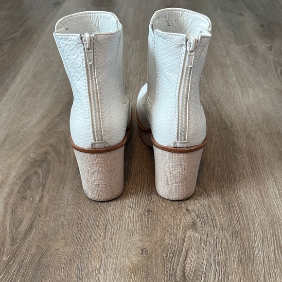 Pierre dumas- White Women's Boots- size 7 (runs large) - Picture 3 of 6
